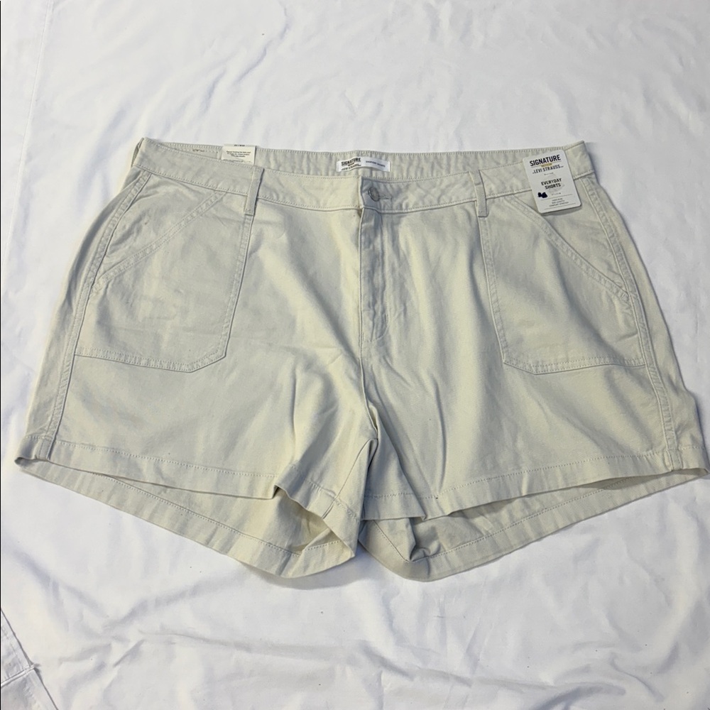 Signature by Levi Strauss Everyday Cream Shorts sz 22/w36